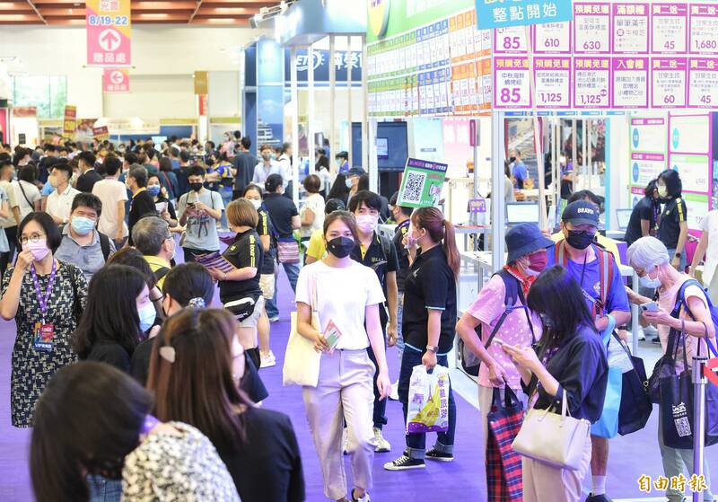 台北國際觀光博覽會今起一連4天在台北世貿一館登場，國內外遊程及機票紛紛祭出好康。（記者方賓照攝）