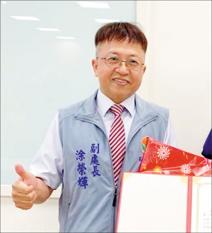 苗栗縣勞青副處長涂榮輝是徐耀昌的愛將,昨因涉貪汙案被收押。(取自苗栗縣政府臉書) 苗栗縣勞青副處長涂榮輝是徐耀昌的愛將,昨因涉貪汙案被收押。(取自苗栗縣政府臉書)