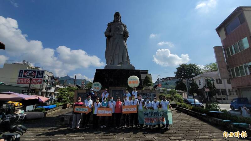 民進黨南投縣長參選人蔡培慧競選團隊，今起展開「百里前行，南投升級」行動，首站從國姓鄉成功廣場、鄭成功雕像前出發。（記者佟振國攝）