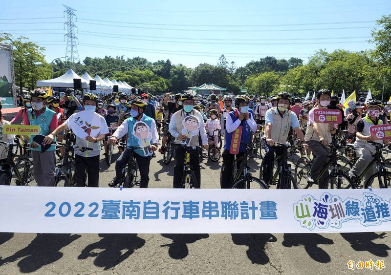 台南山海圳綠道自行車道推廣活動吸引親子車友參加。（記者楊金城攝）