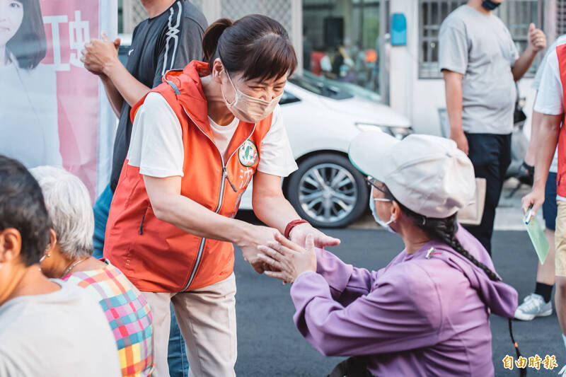 民進黨新竹市長參選人沈慧虹今天表示，照顧長輩是政府重大責任之一，她不僅會續發安老津貼，更是市長參選人中唯一有編列預算經驗的人。（記者洪美秀攝）