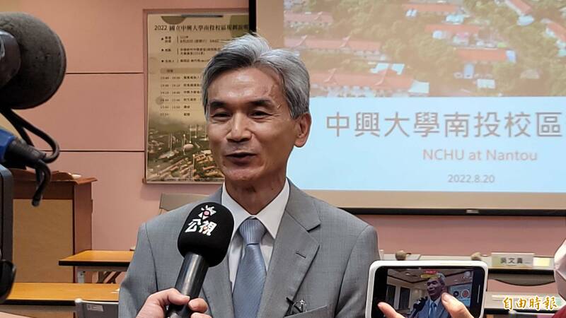 中興大學校長薛富盛說明南投校區的緣由與建置期程。（記者佟振國攝）