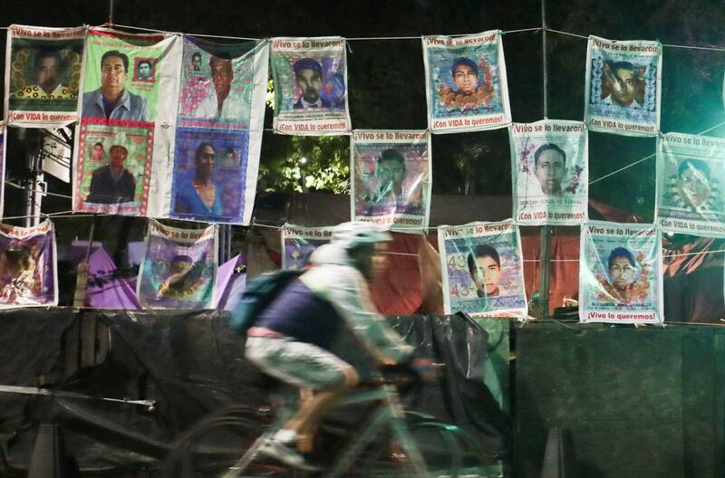 绳子与铁杆上挂着的是当初失踪的43名学生的照片。（路透）(photo:LTN)