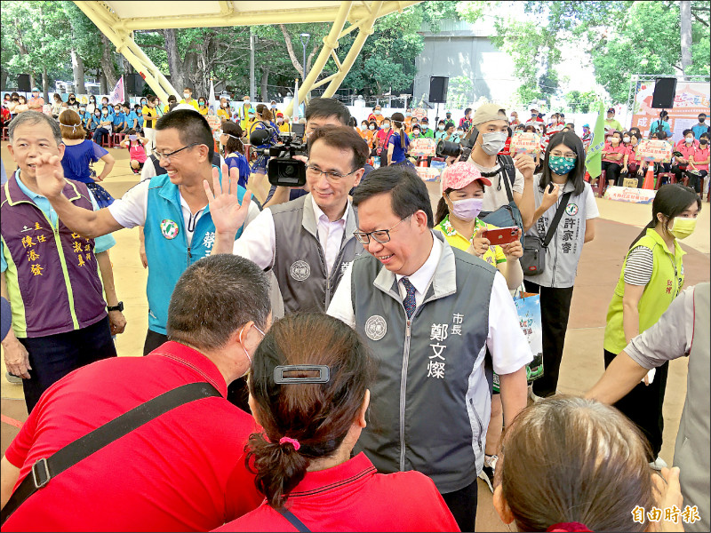 桃園市長鄭文燦及民進黨市長參選人鄭運鵬昨參加八德區社區趣味競賽，受到熱烈歡迎。（記者謝武雄攝）