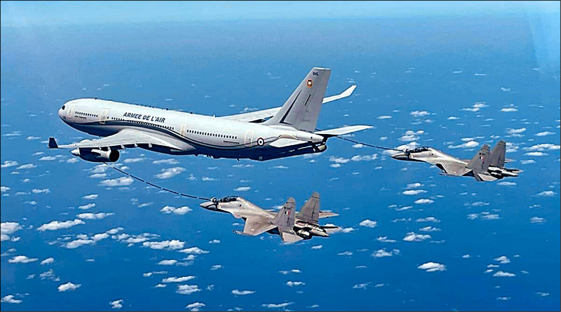 印度空軍參加澳洲多國聯合軍演的戰機在前往達爾文港途中，由法國空軍加油機協助進行空中加油。（取自印度空軍推特）