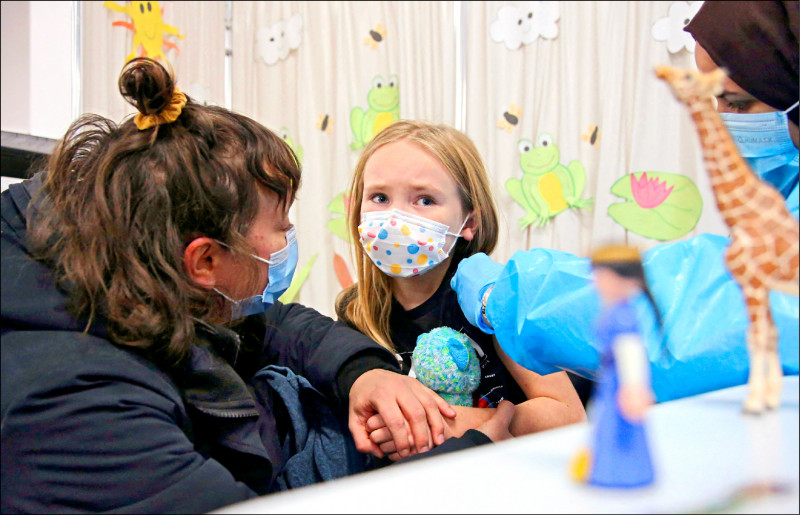 加拿大一名七岁女孩去年十一月在蒙特娄一处接种站接种武汉肺炎疫苗。（路透档案照）(photo:LTN)