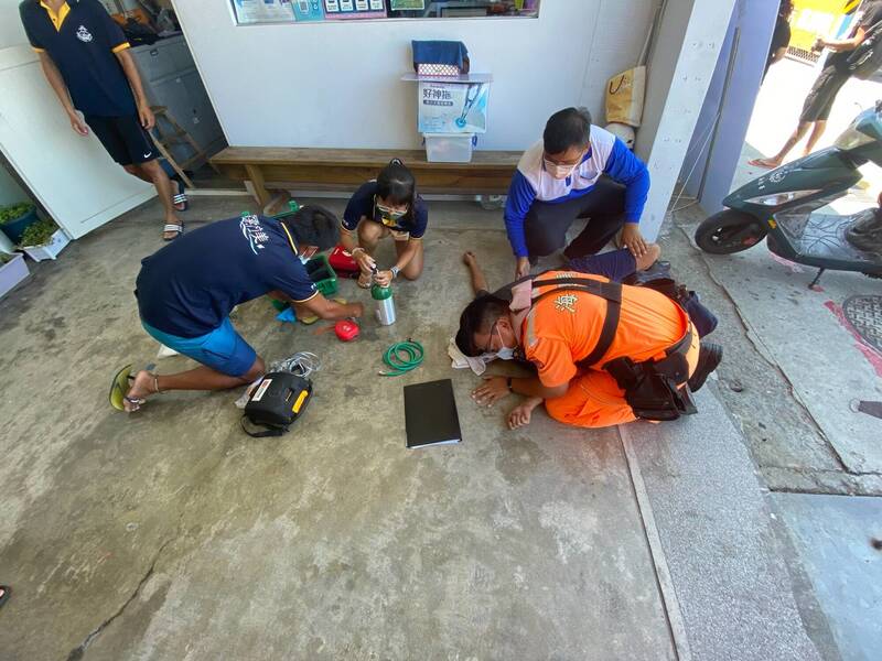 海巡人員為男子實施CPR搶救回一命。（第五岸巡隊提供）