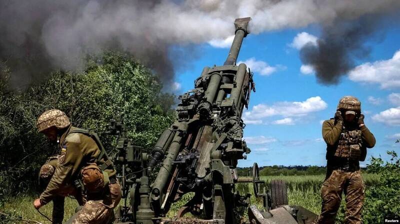 乌克兰军事专家研判，乌军使用的武器是M777榴弹砲，搭配增程型精准导引砲弹M982「神剑」（Excalibur）。图为乌军在顿巴斯展场上发射M777榴弹砲。（路透资料照）(photo:LTN)