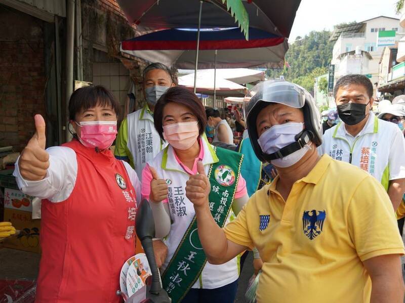 民進黨南投縣長參選人蔡培慧（左起），與尋求連任的黨內縣議員王秋淑合體，在魚池鄉徒步掃街拜票，與民眾互動熱絡。（蔡培慧競選團隊提供）