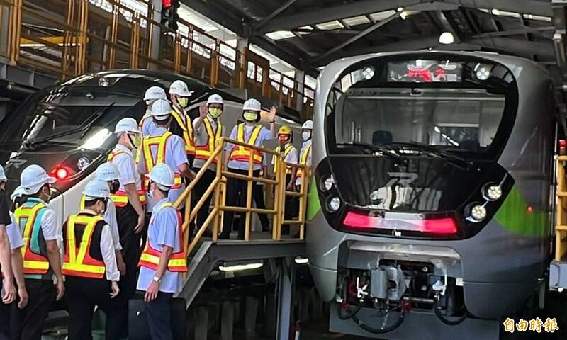 蔡英文總統視察台鐵新購的EMU3000型及EMU900型列車。（記者陳賢義攝）