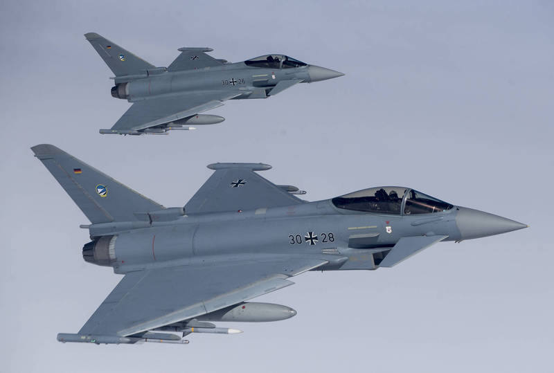 德国今年首度参与多国空军联合军事演习「漆黑」，派出包括6架欧洲台风战机在内的13架军机。（美联社）(photo:LTN)
