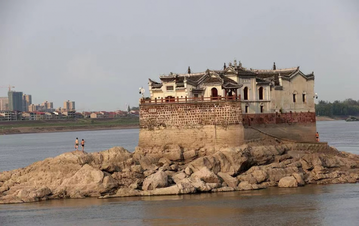 中国长江流域干旱，湖北鄂州段水位频创新低，有700年历史的观音阁露出在巨石上的基础。（图翻摄自微信）(photo:LTN)