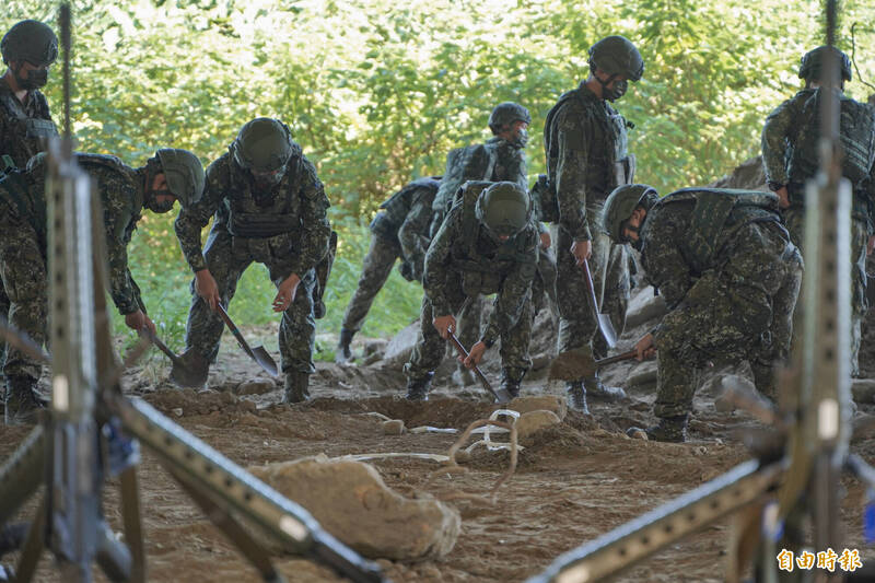 國防部近日公告預告修正兵役體位區分標準，調高免役體位的身高與BMI值門檻，身高需低於155公分，BMI值需超過35或低於15才能免役。示意圖。（資料照）