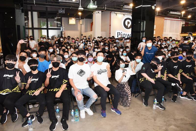 ONETEAM粉絲見面會活動,吸引多名粉絲玩家到場同歡。(記者王榮祥翻攝) ONETEAM粉絲見面會活動,吸引多名粉絲玩家到場同歡。(記者王榮祥翻攝)