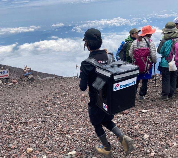 日本一名網友透露自己20日前往富士山登山時，竟看到一名達美樂披薩的外送員，讓他相當驚訝。（圖取自「fatmanairsoft」推特）