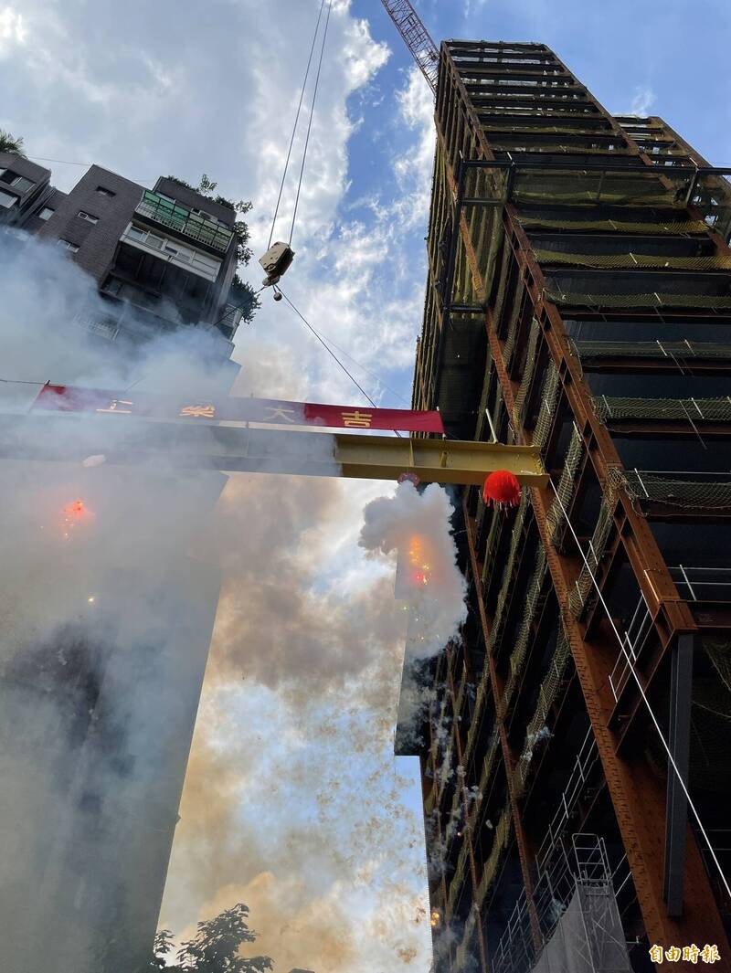 台北市政府今舉行錦州街基地社會住宅新建工程上樑典禮。（記者鄭名翔攝）