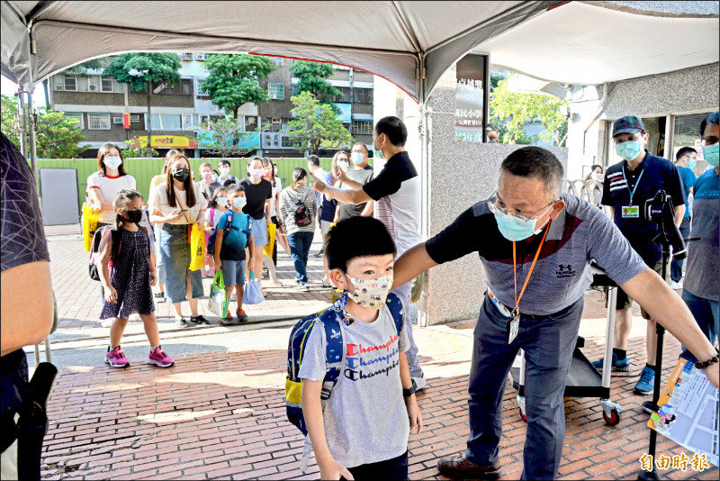 中小學8月30日開學，教育部宣布實施2階段校園防疫新制。（資料照，記者許麗娟攝）