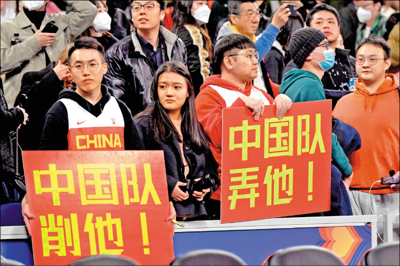 澳洲智庫調查顯示，澳洲人比台灣人更擔心遭中國入侵。圖為今年6月30日在澳洲墨爾本舉行的FIBA世界盃籃球資格賽，中國粉絲因中國隊敗於澳洲隊之手而難掩失落。（法新社檔案照）