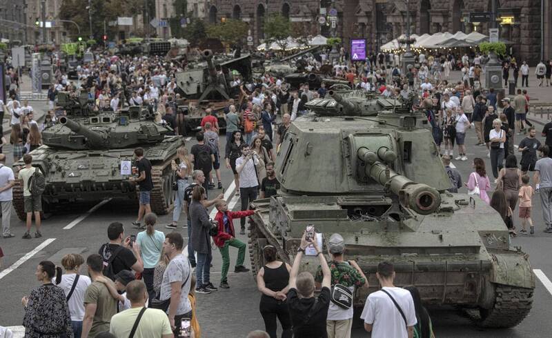烏克蘭政府在基輔展出被擊毀、擄獲的俄軍裝甲車。（美聯社）