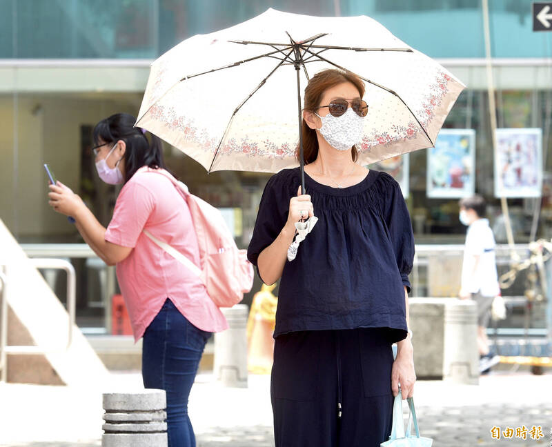 氣象局提醒，受颱風外圍環流影響，週三東南部地區及恆春半島會有明顯雨勢，外出請帶傘備用，中部以北則仍悶熱。（記者羅沛德攝）