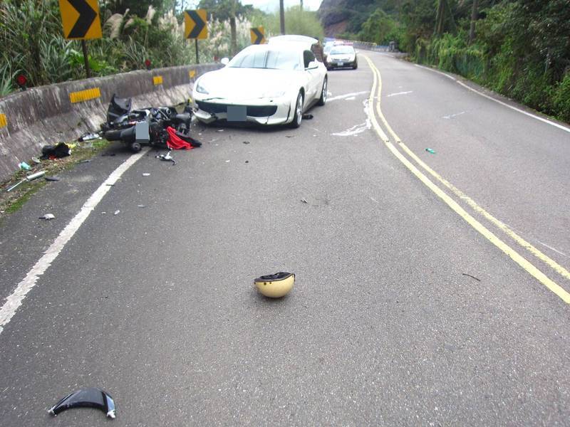 男大生騎車打滑衝對向撞上法拉利。（翻攝資料照）