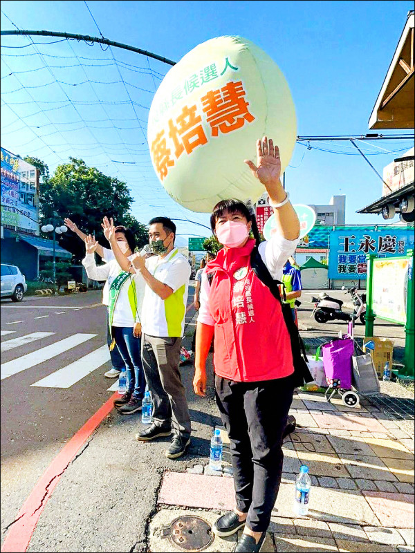 民進黨南投縣長參選人蔡培慧（右一）前進集集拜票，還背起氣球裝變身「氣球人」。（蔡培慧競選團隊提供）