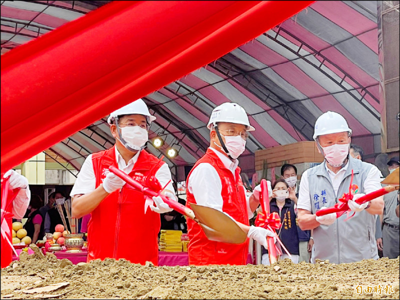 頭份國中增建校舍動土，蘇貞昌笑稱「帶紅包來很受歡迎」。（記者蔡政珉攝）