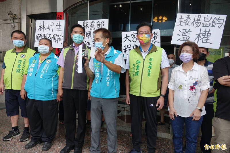 民進黨彰化縣和美鎮第三選區代表參選人葉嘉旭（圖左四），不滿黨部在其選區補提名黃美鳳，在縣議員許書維（圖左五）、王國忠（圖左三）等人陪同下到黨部遞交異議書。（記者劉曉欣攝）