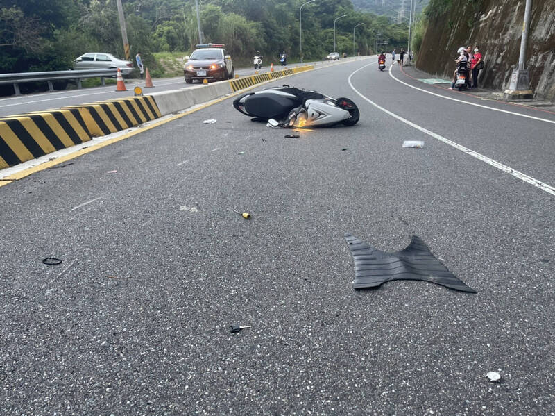 70歲鄧姓清潔隊員下午從南港騎到深坑區深南路，因不明原因自撞分隔島，警消將鄧婦送醫急救，晚間宣告不治。（記者闕敬倫翻攝）