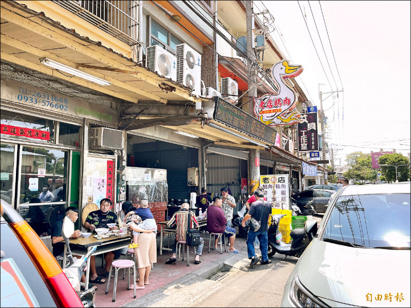 台中沙鹿鳳記鵝肉老店顧客絡繹，入選必比登推介。（記者張軒哲攝）