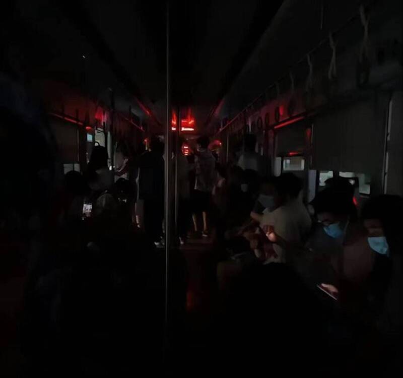 中国重庆市全市限电，地铁一片黑漆漆，网民直喊拍鬼片。（图撷取自网路）(photo:LTN)