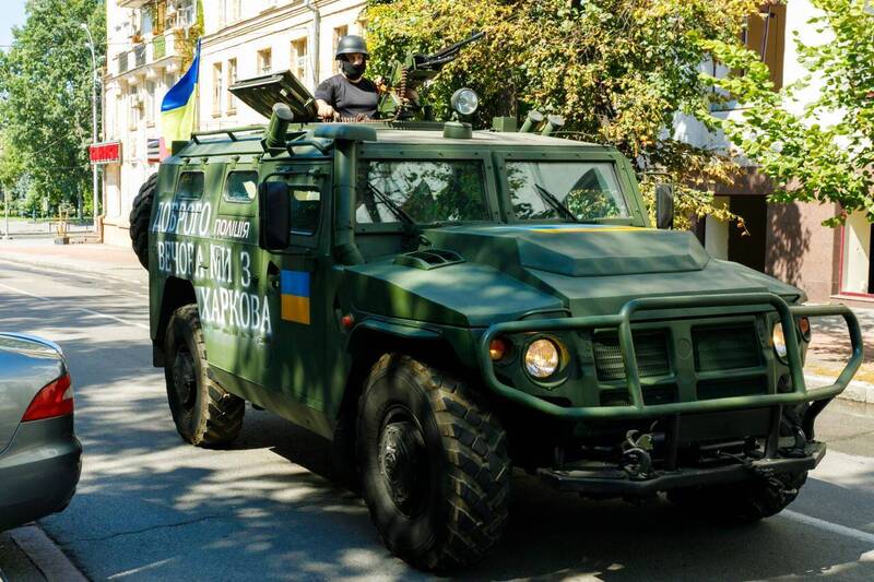 有消息指出乌军开着掳获的俄军Tigr-M 虎式轻装甲车，在哈尔柯夫的市区街头巡逻，上面写着「各位晚安，我们来自哈尔科夫」，后方还插着乌克兰国旗。（图撷取自推特）(photo:LTN)