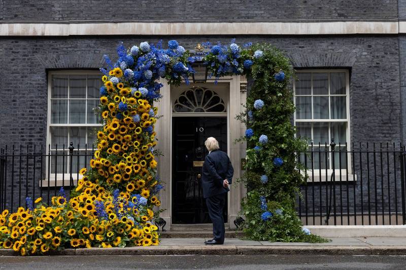 今（24日）为乌克兰独立纪念日，英国首相强森在推特上发出一张首相官邸前放满乌克兰国花向日葵的照片，却引发民众议论。（图撷取自推特）(photo:LTN)