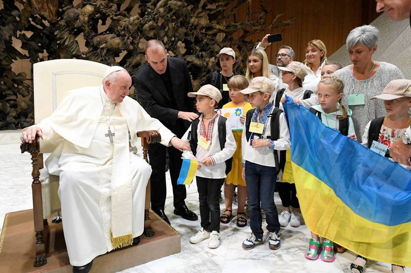 天主教教宗方济各（左）24日接见乌克兰难民。（路透）(photo:LTN)