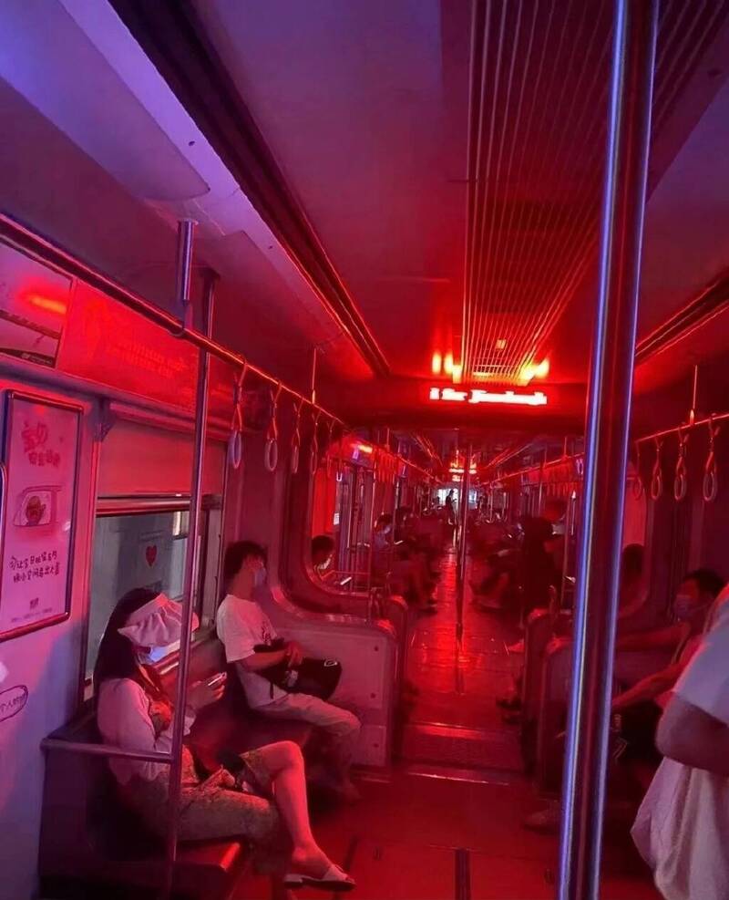 中国重庆市全市限电，地铁一片黑漆漆，独这个车厢泛红光，引发热议。（图撷取自微博）(photo:LTN)