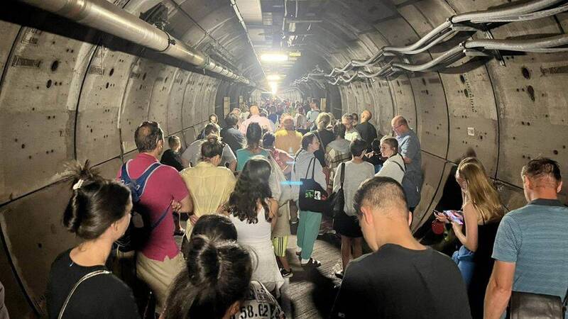 一辆火车行经连接英、法两国海底隧道（Eurotunnel Le Shuttle）时抛锚，数百名旅客得步行穿越备用隧道。（取自推特）(photo:LTN)