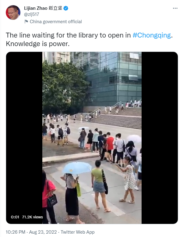 赵立坚在推特分享重庆图书馆外大排长龙的画面，自嗨喊「知识就是力量」，却遭网友打脸。（图撷取自赵立坚推特）(photo:LTN)