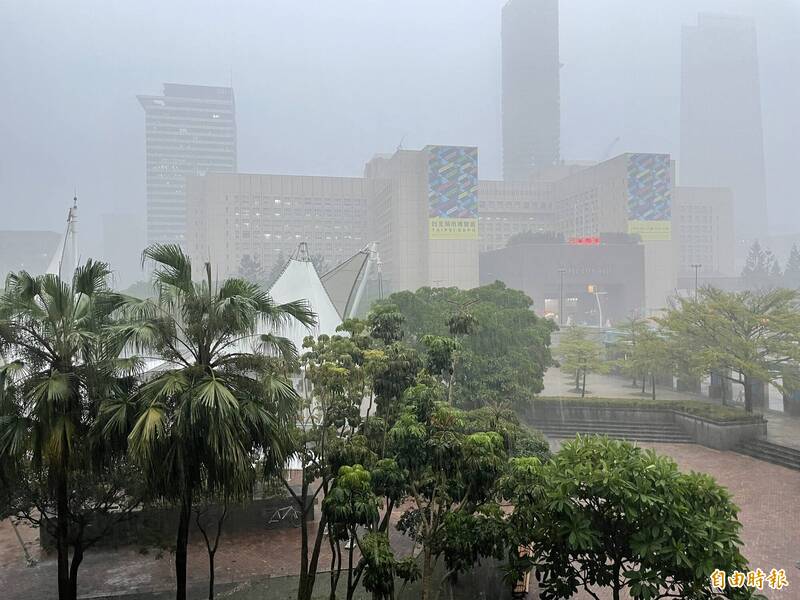 台北市午後強降雨，北市府提醒民眾小心路況。（記者鄭名翔攝）