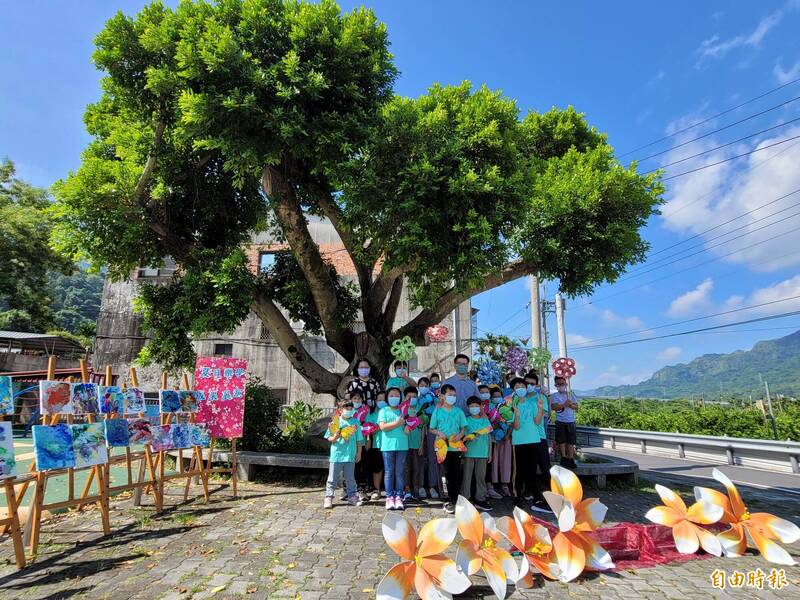 福龜國小師生今天舉行「夏日樂學」護樹成果展。（記者佟振國攝）