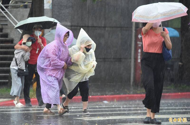 馬鞍颱風影響台灣附近水氣增加，讓今天台灣中北部降下大雨，明後天天氣將轉為穩定。（記者廖振輝攝）