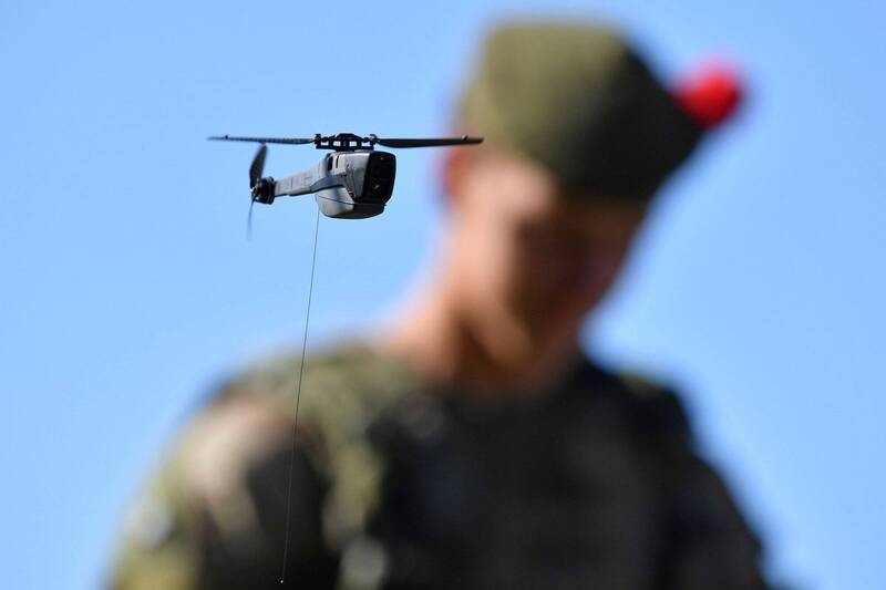 「黑色大黄蜂」微型无人机体积非常小，可为士兵提供即时、隐蔽的侦测能力。（路透）(photo:LTN)