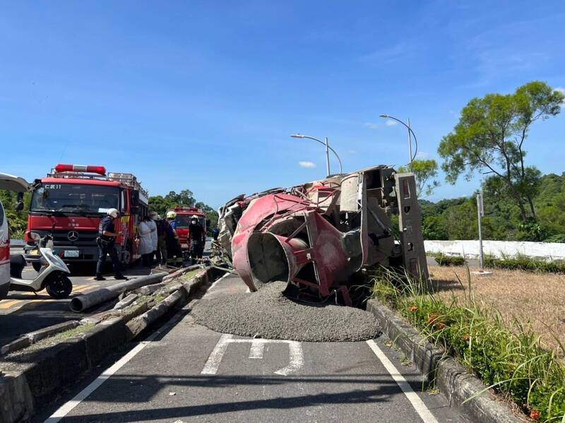 高雄預拌混凝土車翻覆，駕駛受困2小時後被救出已死亡。（讀者提供）