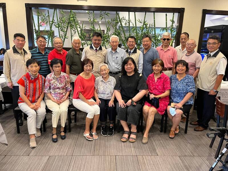退輔會副主委李文忠與紐澤西榮光會代表合影。(退輔會提供) 退輔會副主委李文忠與紐澤西榮光會代表合影。(退輔會提供)