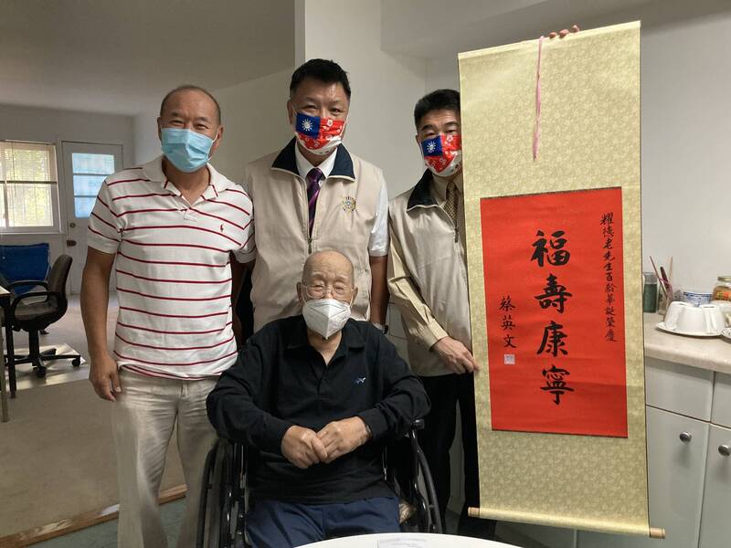 退輔會副主委李文忠轉頒張老先生蔡總統賀歲壽軸。(退輔會提供) 退輔會副主委李文忠轉頒張老先生蔡總統賀歲壽軸。(退輔會提供)