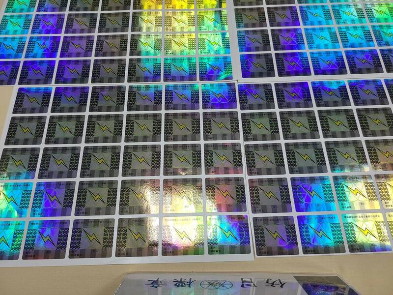 警方檢視查扣到的仿冒電動輔助自行車車牌,規格與正版完全不一樣,送至財團法人車輛安全審驗中心檢驗,確認是仿冒標章。 (記者闕敬倫翻攝) 警方檢視查扣到的仿冒電動輔助自行車車牌,規格與正版完全不一樣,送至財團法人車輛安全審驗中心檢驗,確認是仿冒標章。 (記者闕敬倫翻攝)
