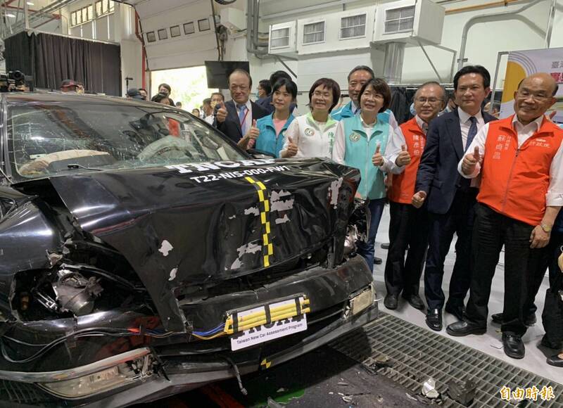 台灣新車安全評等（TNCAP）計畫今天落成啟用，行政院長蘇貞昌等人看撞車測試讚不絕口。（記者湯世名攝）