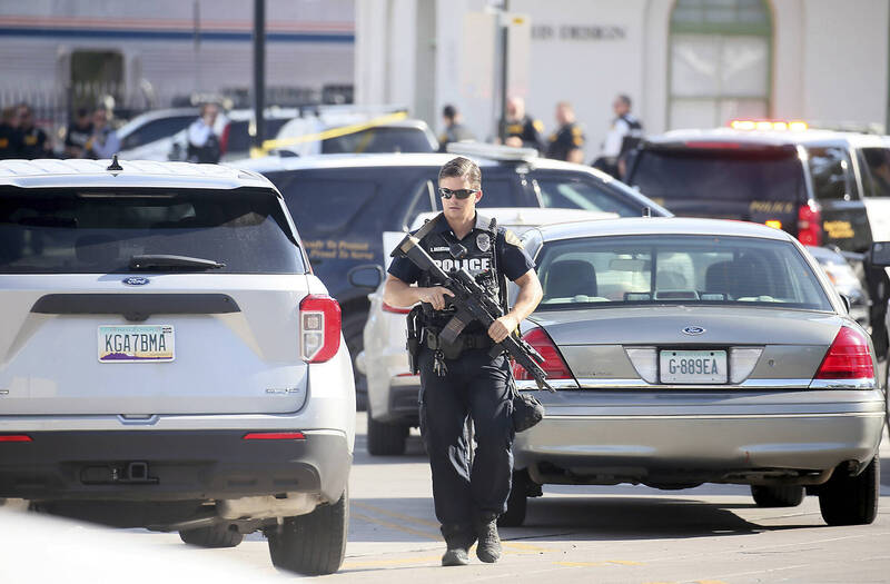 亚利桑那州土桑市25日发生枪击事件，造成1名警员在内共4人死亡。图为土桑市警员示意图，画面中人物与本新闻无关。（美联社）(photo:LTN)