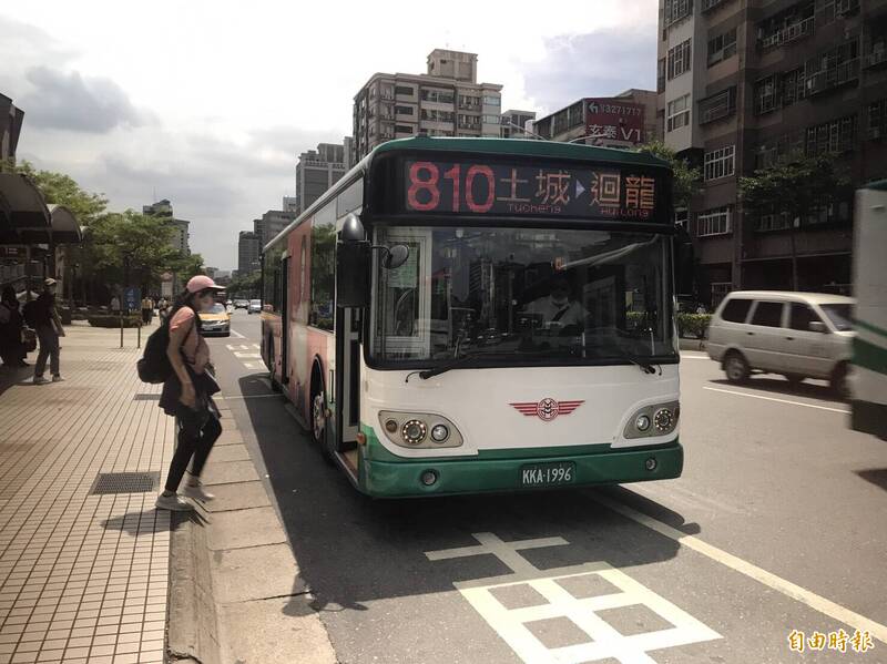 日前一名公車司機載到一名國中生，這名國中生竟刷了敬老愛心卡，司機按規定沒收，沒想到過幾天國中生的家長竟跑來吵架，揚言要通報市議員，讓司機非常傻眼。示意圖。（資料照）