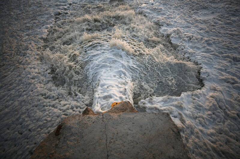 英國大雨導致汙水滿溢，未經處理直接排放大海，引法國不滿。（歐新社）