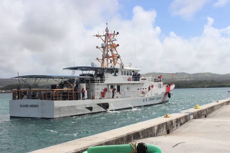 美国海岸防卫队巡逻舰「亨利号」（USCGC Oliver Henry，见图）排定在索罗门进行例行停靠补给，却被索罗门官方已读不回。图为亨利号2020年回到关岛。（撷取自U.S. Coast Guard Sector Guam脸书）(photo:LTN)